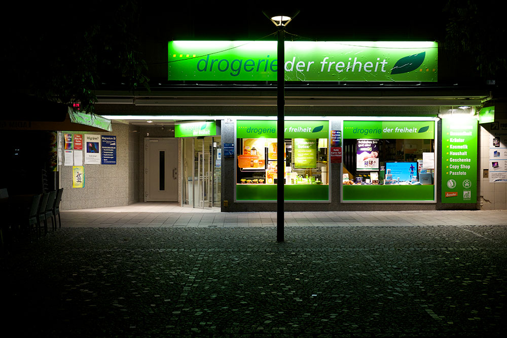 Drogerie der Freiheit als Umfirmierung im öffentlichen Raum